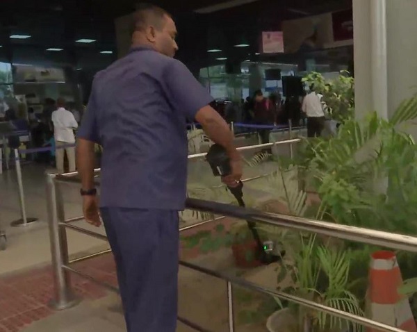 पटना एयरपोर्ट को बम से उड़ाने की धमकी , बम निरोधक दस्ते की टीम एयरपोर्ट पहुंची