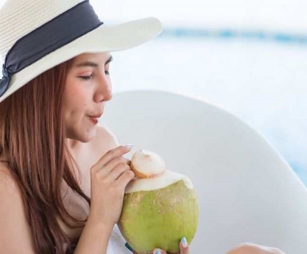 Coconut Water Benefits:गर्मियों में बीमारियों से छुटकारा पाने के लिए पिएं coconut water , जानें इसके फायदे