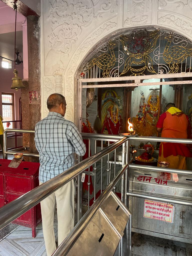 नौतनवा:बृजेश मणि ने माँ बनैलिया मंदिर से चुनाव प्रचार की शुरुआत, बड़ों से ली आशीर्वाद