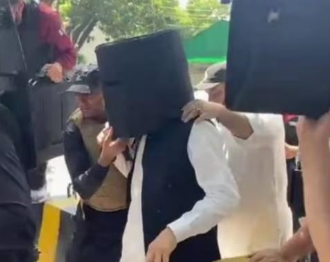 Imran Khan Bulletproof bucket : बुलेटप्रूफ बाल्टी पहनकर कोर्ट पहुंचे इमरान खान, सुरक्षा का नया जुगाड़