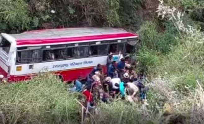 Mussoorie-Dehradun highway accident : खाई में गिरी रोडवेज की बस, 2 यात्रियों की मौत, कई घायल