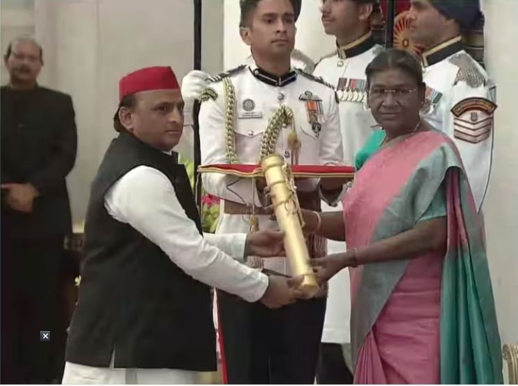 Padma Awards 2023 : मुलायम सिंह यादव मरणोपरांत पद्म विभूषण से सम्मानित, राष्ट्रपति के हाथों अखिलेश ने लिया सम्मान