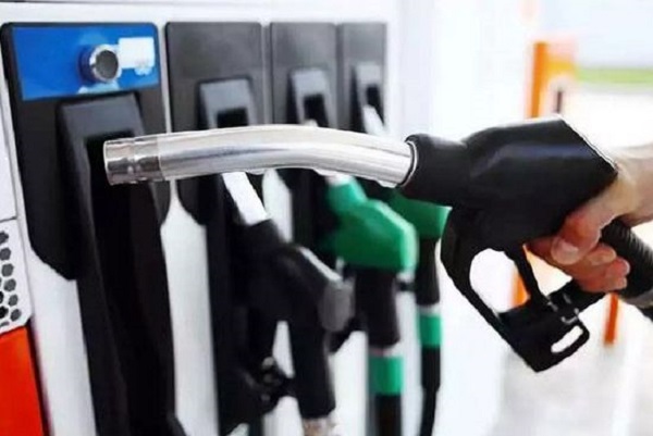 Petrol Prices fall in UP: उत्तर प्रदेश के इस जिले में सस्ता हुआ पेट्रोल, देखे लिस्ट में आपका शहर है कि नहीं