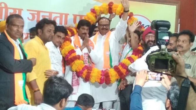 Lucknow News : कांग्रेस नेता अजय श्रीवास्तव समेत रालोद नेता हुए भाजपाई, उप मुख्यमंत्री ब्रजेश पाठक ने दिलाई पार्टी की सदस्यता