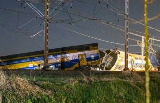 Netherlands Train Fire: नीदरलैंड में मालगाड़ी और यात्री ट्रेन के बीच टक्कर, कई लोग घायल
