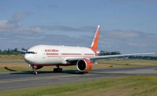 Air India Flight: एक पायलट ने अपनी महिला मित्र को कॉकपिट में बैठाया,केबिन क्रू के एक सदस्य ने की शिकायत