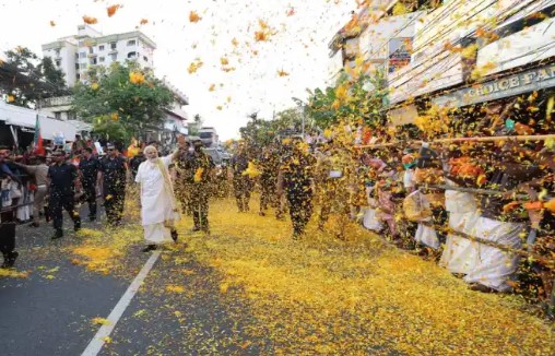 PM Modi In Kerala: रोड शो करते हुए तिरुवनंतपुरम पहुंचे पीएम मोदी, लोगों ने की फूलों की बारिश