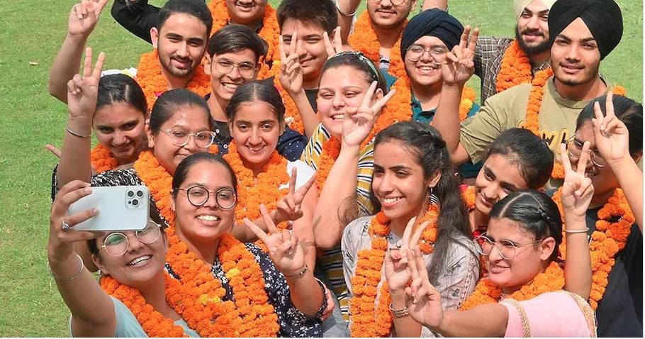 UP Board Result 2023 : यूपी बोर्ड 10वीं का रिजल्ट घोषि‍त, 10 वीं में 89.78 फीसदी छात्र पास, सीतापुर की प्रियांशी सोनी बनीं टॉपर