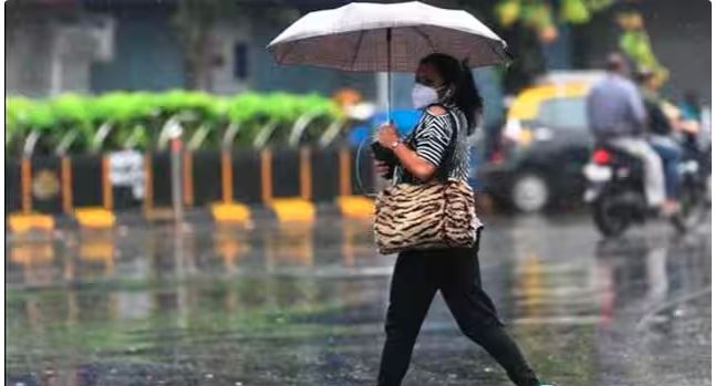 UP Weather Alert : लखनऊ समेत आधा दर्जन जिलों में बारिश का रेड अलर्ट, तो करीब 15 जिलों में येलो अलर्ट जारी