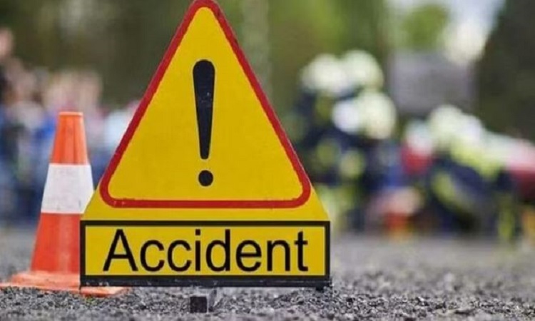 Lucknow News : डिवाइडर से टकराई कार, चार की मौत और तीन घायल, कार का शीशा तोड़कर निकाला