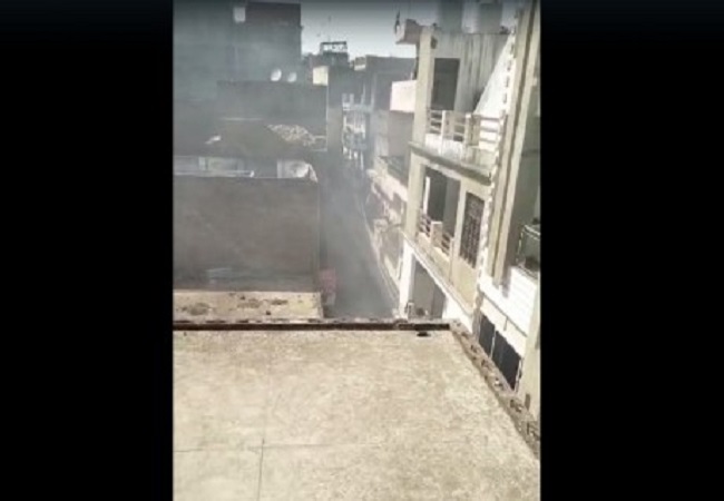 Breaking News : प्रयागराज के कटरा में कटरा गोबर गली में फेंका गया देसी बम, दहशत फैलाने की कोशिश,देखें Viral Video
