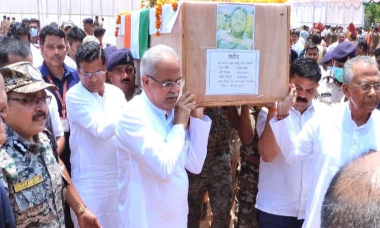 शहीद जवानों के पार्थिव शरीर को सीएम भूपेश बघेल ने दिया कंधा, कहा-हमारे जवानों का बलिदान व्यर्थ नहीं जाएगा