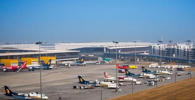 Delhi Airport : एक ही समय पर दो विमानों को टेकऑफ और लैंडिंग की मिली इजाजत, टला बड़ा हादसा