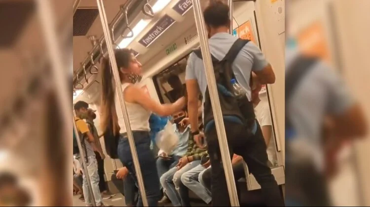 Delhi Metro Fight Video: दिल्ली मेट्रो में लड़की ने जेड ब्वॉयफ्रेंड को कई थप्पड़, फिर हुआ कुछ ऐसा…