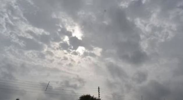 Weather Alerts: मौसम ने ली करवट तो बदला दिल्ली-एनसीआर का मिजाज, तेज हवा के साथ बूंदाबांदी के आसार