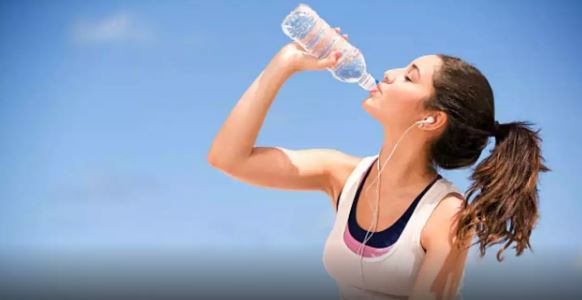 Health Care drinking water : रोजाना इतना पानी पीना चाहिए , शरीर को रखता है हाइड्रेट और त्वचा को भी फायदा पहुंचाता है