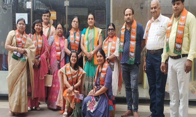 UP Nagar Nikay Chunav: जनता के बीच पहुंच रहीं BJP पार्षद प्रत्याशी प्रीती जैन, कहा-मिल रहा आशीर्वाद