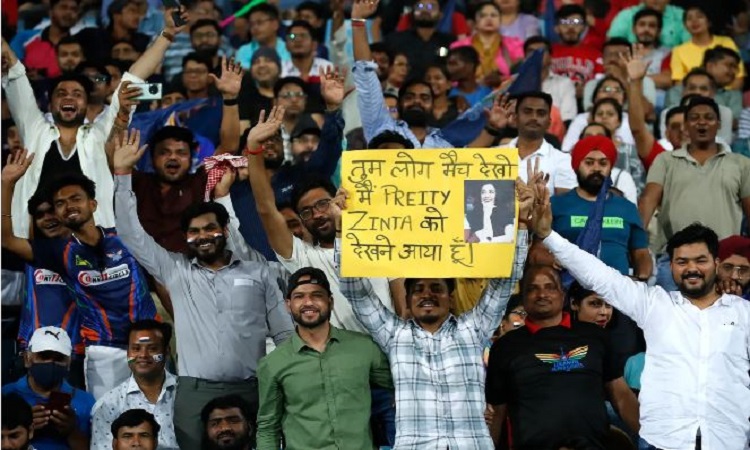 IPL 2023: “तुम लोग मैच देखो मैं प्रीति जिंटा को देखने आया हूं”, जब एक फैंस इस तरह के पोस्टर लेकर पहुंचा मैच देखने