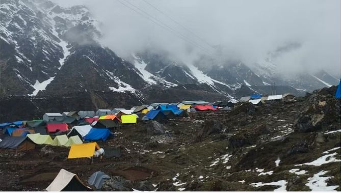 Uttarakhand Weather : केदारनाथ और यमुनोत्री धाम में बर्फबारी, निचले इलाकों में आंधी-तूफान के साथ बारिश