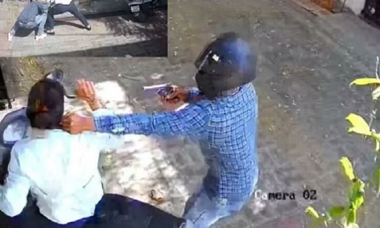 Lucknow News: दिनदहाड़े बेखौफ बदमाश ने ​महिला पर असलहा तान लूट ली चेन, देखिए वारदात की CCTV फुटेज