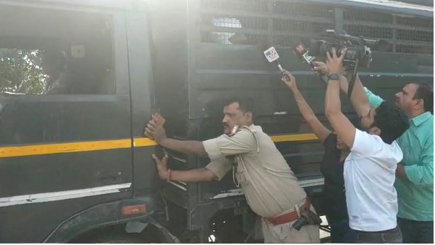 अशरफ को ला रहा वज्र वाहन रायबरेली में हुआ खराब, पुलिसकर्मियों को लगाने पड़े धक्के