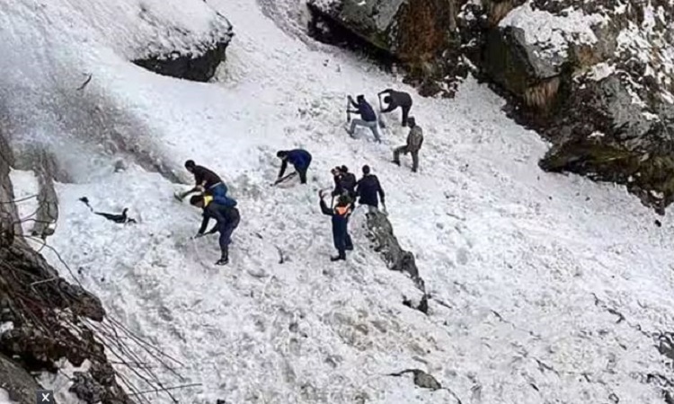 Sikkim News: सिक्किम में भारी हिमस्खलन से 7 की मौत, रेस्क्यू टीम ने 20 लोगों को सुरक्षित बाहर निकाला
