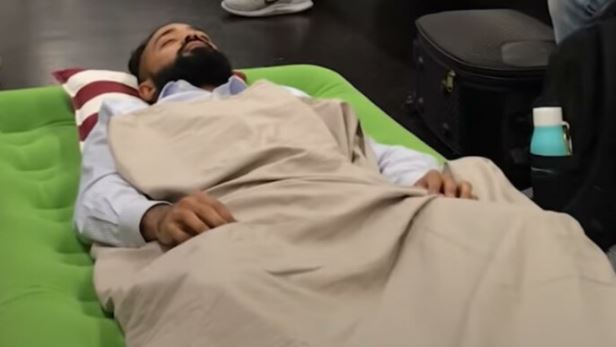 Shocking Viral Video: कपड़े उतार बिस्तर लगा शख्स मेट्रो में गया सो, और फिर हुआ कुछ ऐसा