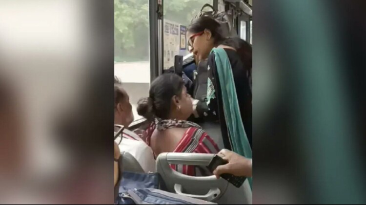 Viral Video: बस में सीट को लेकर दो महिलाओं ने की मारपीट, फिर हुआ कुछ ऐसा…