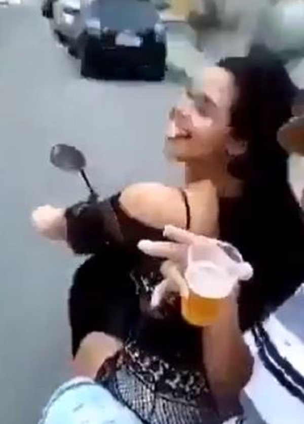 Viral Video: स्कूटी पर दोस्त के साथ बीयर पार्टी कर रही थी लड़की, अचानक हुआ कुछ ऐसा की लोग हैरान रह गए