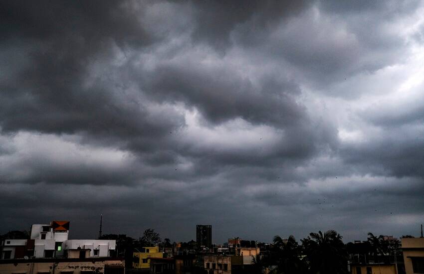 Weather Update: राजधानी लखनऊ में मौसम ने करवट ली, दिन में छाये काले बादल, देखें वीडियो