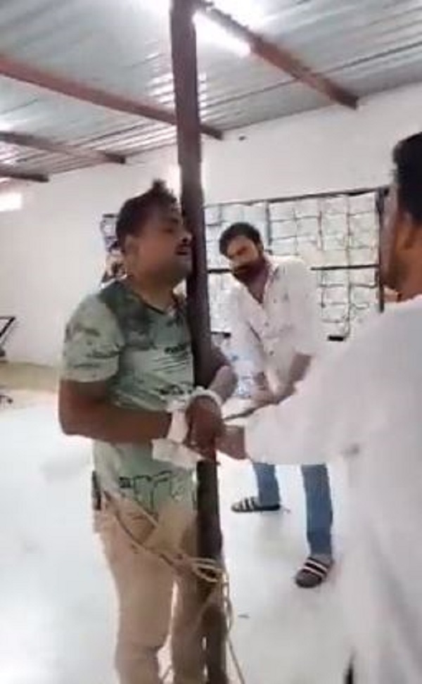 Viral video: चोरी के शक में युवक को दे डाली इतनी खौफनाक सजा, देखकर कांप जायेगी रुह