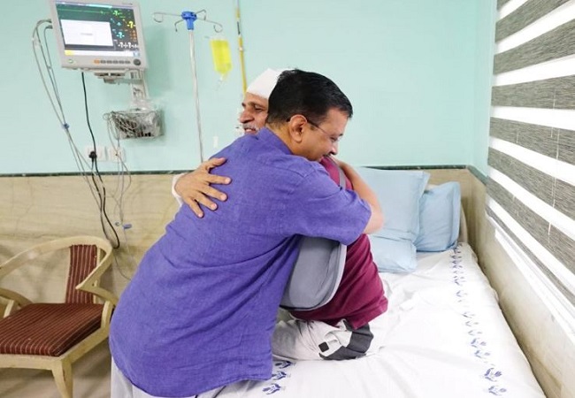 दिल्ली मुख्यमंत्री अरविंद केजरीवाल ने अस्पताल में भर्ती सतेंद्र जैन से पूछा हालचाल, मिलकर लगाया गले