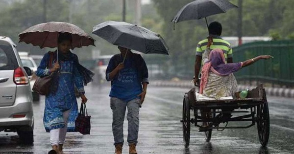 Delhi Weather Update: दिल्ली-एनसीआर में अचानक बदला मौसम, तेज हवाओं के साथ शुरू हुई बारिश