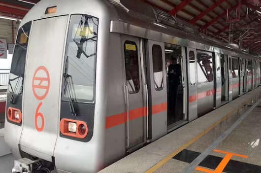 दिल्ली मेट्रो में अश्लीलता का वीडियो वायरल, देखें पूरी खबर