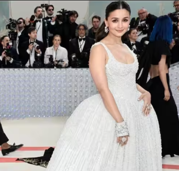 Met gala 2023: सफेद गाउन में आकर्षक दिखीं आलिया भट्ट, फोटो सोशल मीडिया पर वायरल