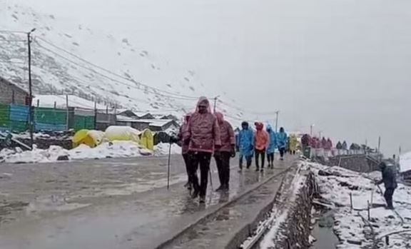 Chardham Yatra Weather : भारी बारिश और बर्फबारी के कहर में चारधाम यात्रा , इस तारीख तक लगी रोक