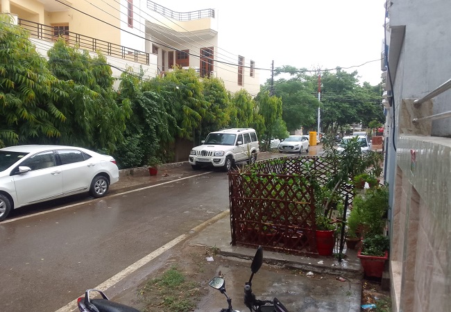 UP Weather Live : Cyclone ‘Mocha’ की वजह से यूपी की राजधानी लखनऊ समेत कई जिलों में बारिश शुरू, मौसम बना सुहावना