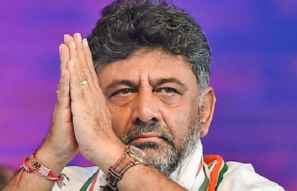 Karnataka New CM: मुख्यमंत्री की रेस में डीके​ शिवकुमार आगे, जल्द ही कांग्रेस कर सकती है नाम का एलान