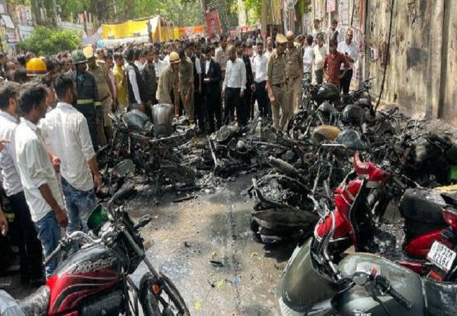 Lucknow News: सिविल कोर्ट की पार्किंग में लगी आग, दर्जनों बाईक जलकर हुई राख