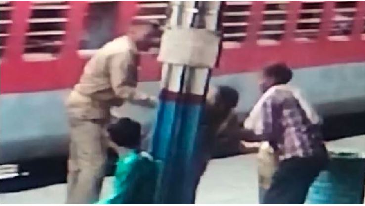 Bareilly News : जीआरपी सिपाही ने महिला की बचाई जान, देखें वायरल वीडियो