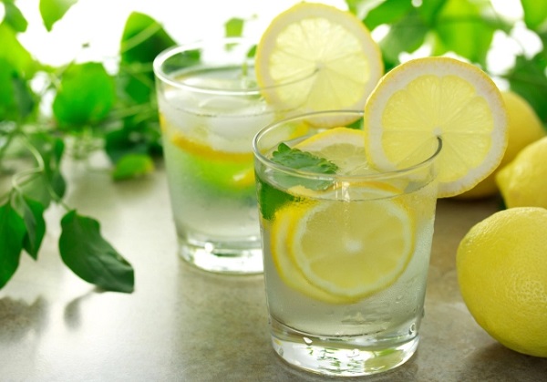 Harmful Effects of Drinking Lemon Water : कहीं आप नींबू पानी पीकर नहीं कर रही हैं ये गलतियां