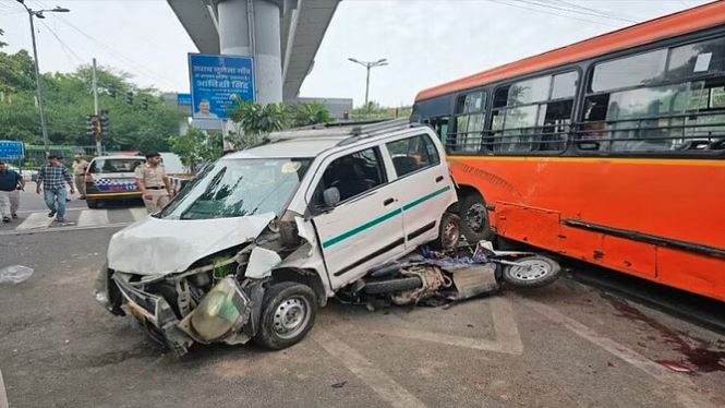 Horrific road accident in Delhi : DTC बस ने पांच गाड़ियों को मारी टक्कर, एक की मौत और 5 घायल