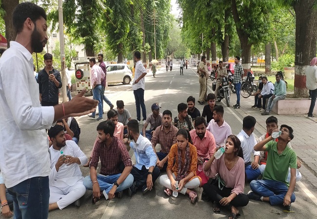 लखनऊ विश्वविद्यालय में छात्रावासों की बदहाल स्थिति को लेकर छात्रों का विरोध प्रदर्शन जारी
