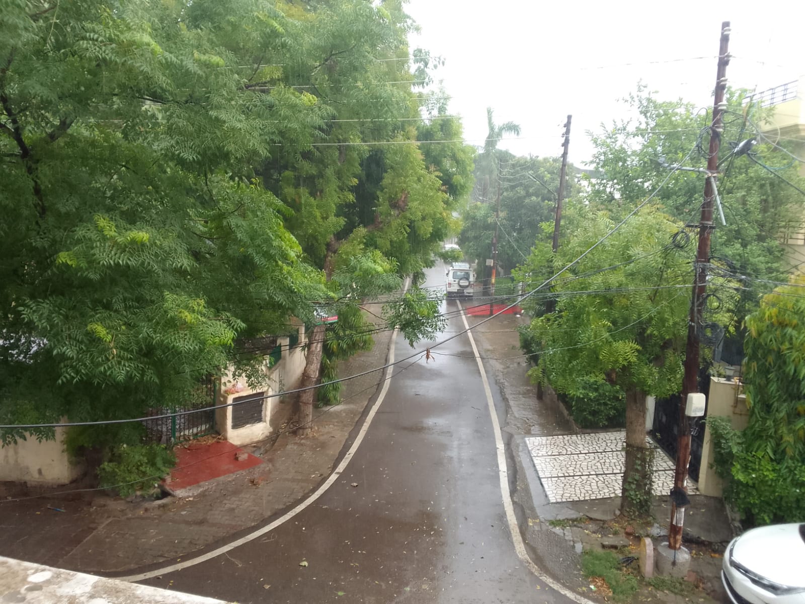 Lucknow Weather : लखनऊ में मौसम ने ली फिर करवट, बारिश से मौसम सुहावना, यूपी के 23 जिलों में भारी बारिश और ओलावृष्टि की चेतावनी