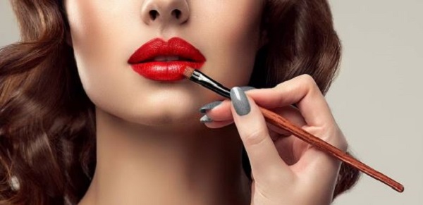 Makeup Tips: इस तरह से लगाएंगी लिपस्टिक तो गुलाब पंखुड़ी जैसे नजर आएंगे होंठ