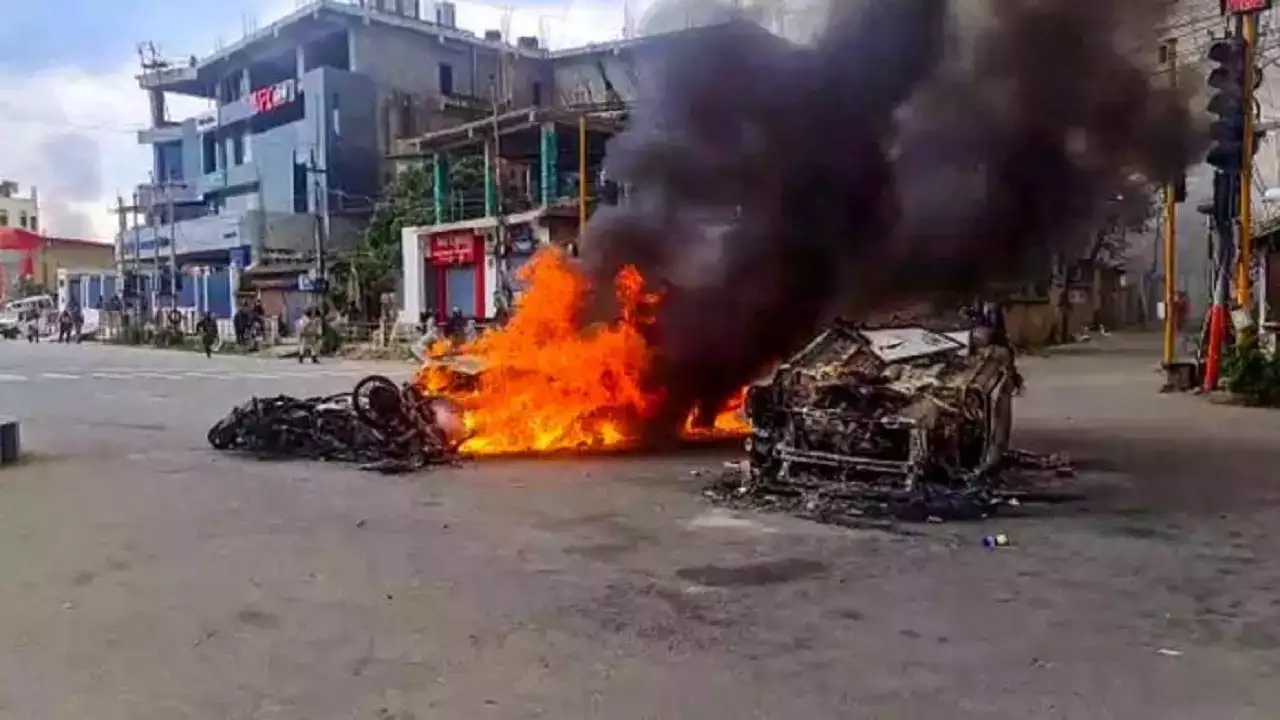 Manipur violence : मणिपुर में फिर भड़की हिंसा और आगजनी, बुलाई गई सेना, कर्फ्यू लागू