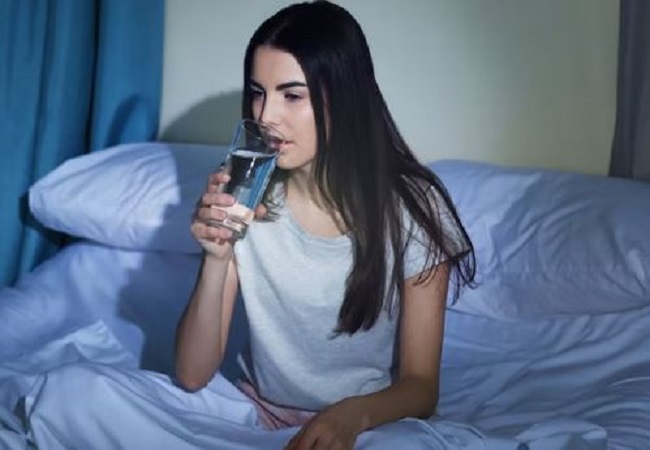 Suddenly Feel Thirsty at Night: रात में सोते-सोते अचानक उठकर पीने लगते है पानी तो ये हो सकती है वजह
