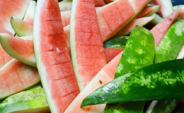 Watermelon Peel Pan Petha Rolls Recipe: क्या आप भी तरबूज को खाने के बाद फेंक देते हैं उसका छिलका तो बनाएं ‘पान पेठा रोल’