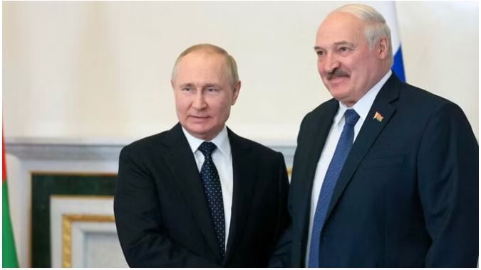 बेलारूस के राष्ट्रपति एलेक्जेंडर लुकाशेंकों की व्लादिमीर पुतिन से मुलाकात के बाद तबियत बिगड़ी, जहर देने की आशंका