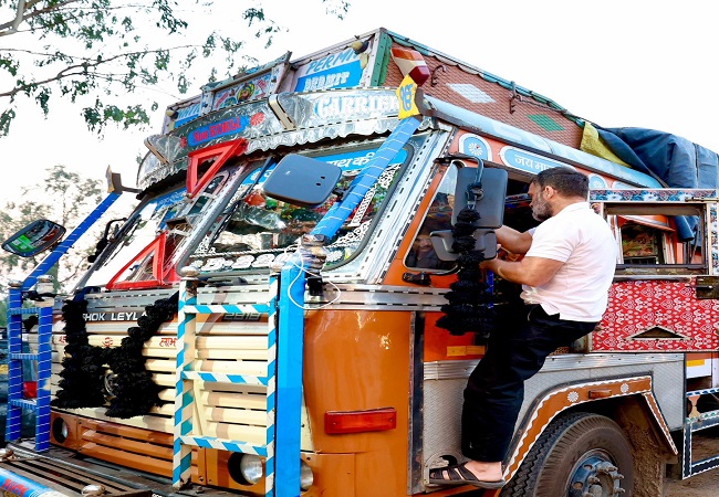 Rahul Gandhi Traveling by Truck Video Viral